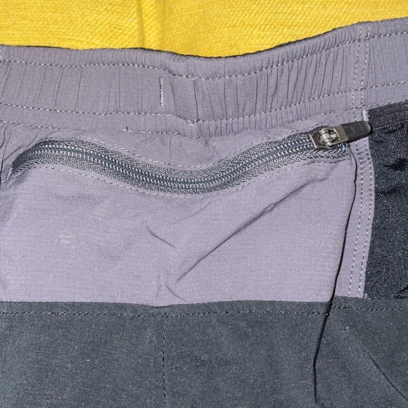The north face shorts with back pocket - Picture 4 of 4